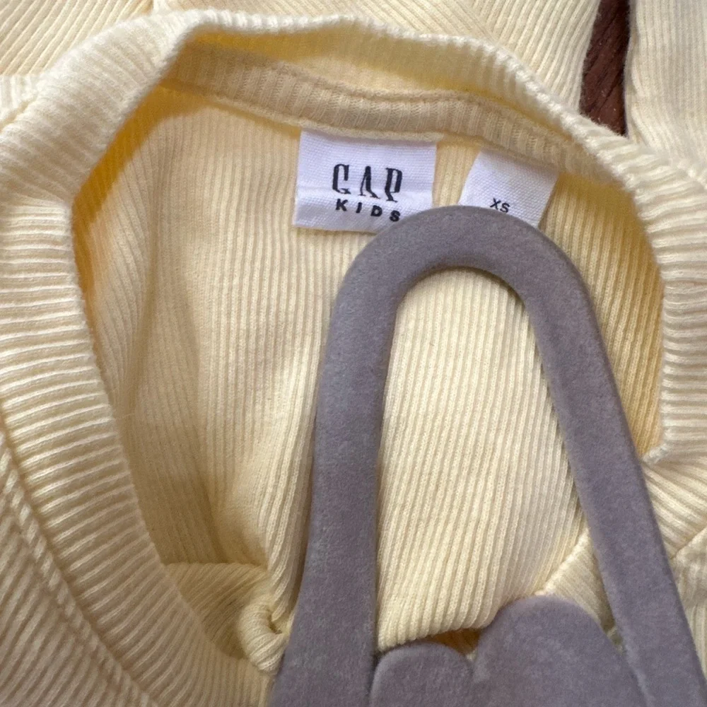 GAP Denim 70's Flare Jeans in Blue and Long - Sleveed T - Shirt in Yellow